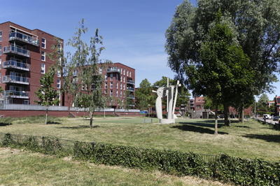 914303 Gezicht op de speelplaats aan de Heycopstraat te Utrecht, met een betonnen sculptuur van Ruud Kuijer. Links de ...